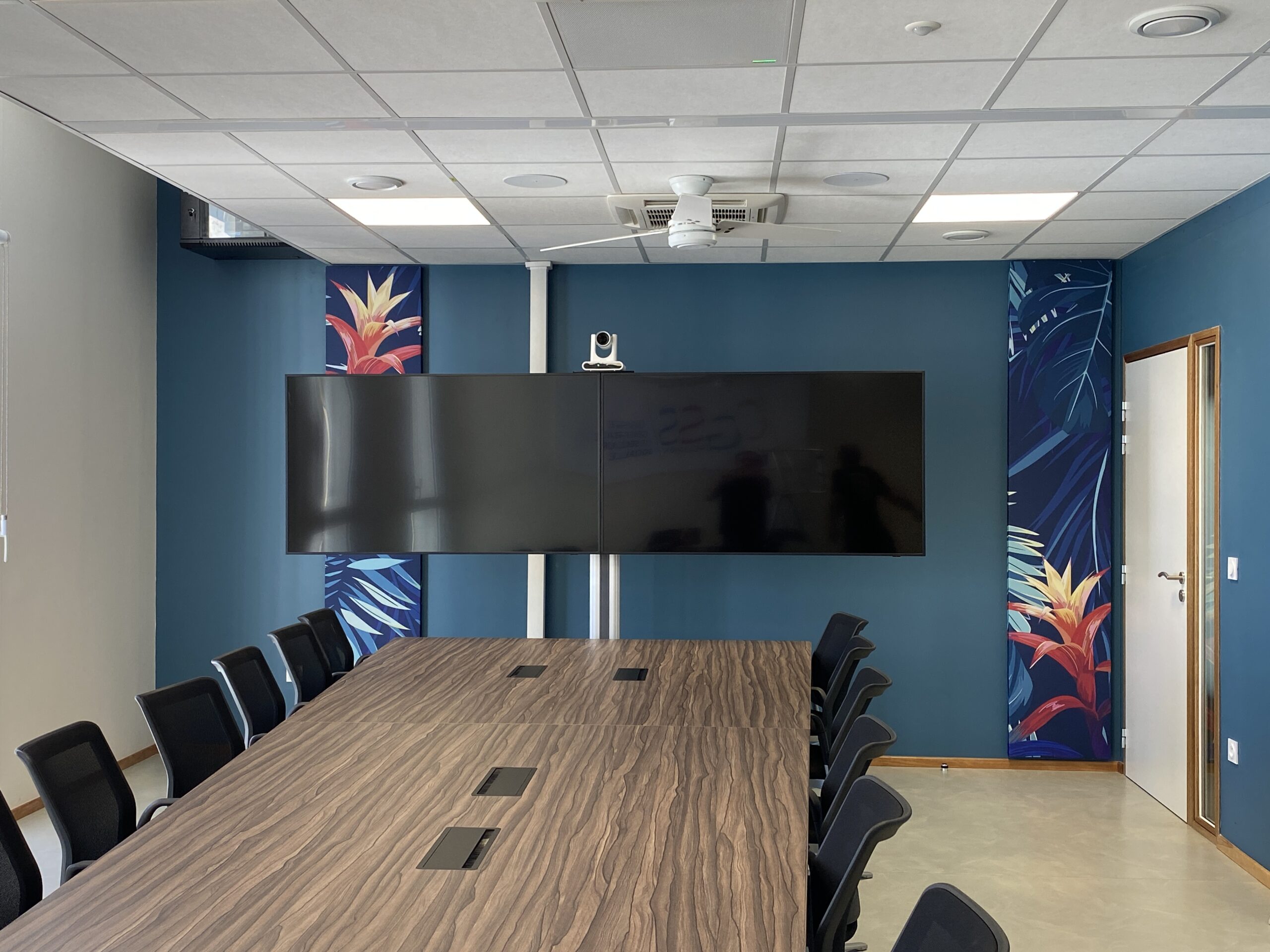Salle de visioconférence professionnelle intégrée