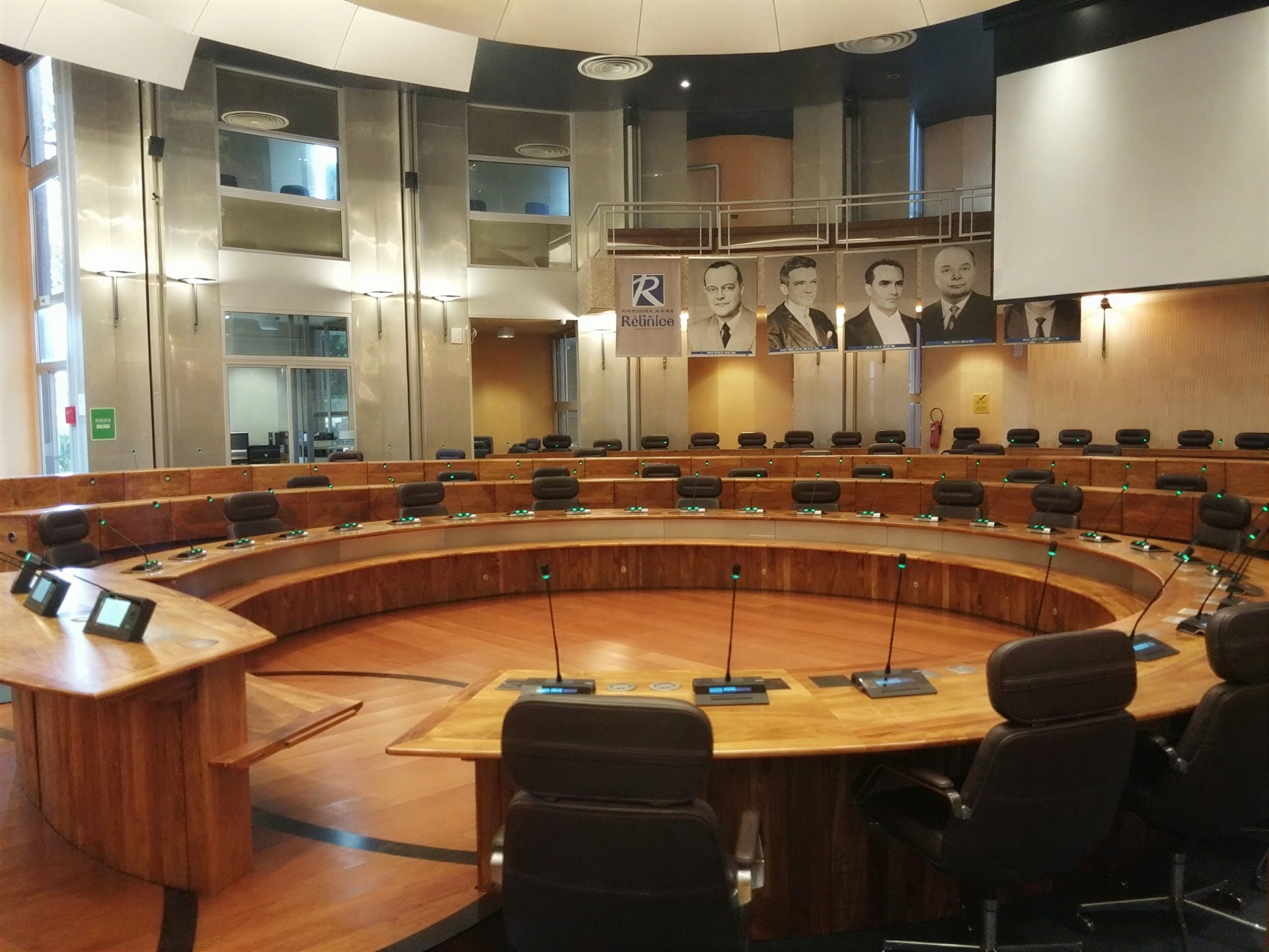 Hémicycle équipé pour les délibérations